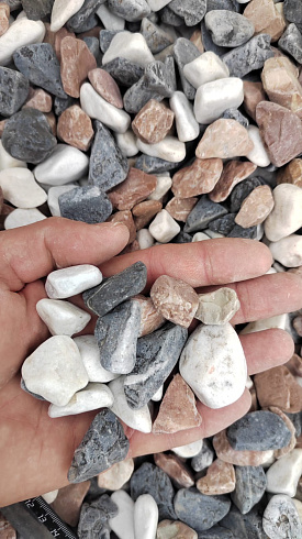 Kamenclub.ru: Мраморная крошка (щебень галтованный микс:белый-зеленый-розовый) фр.20-40 мм.  купить в Севастополе мрамор белый, зеленый, розовый мрамор декоративный (галтовка) 15500 руб/т   фото КАМЕНЬ КЛУБ