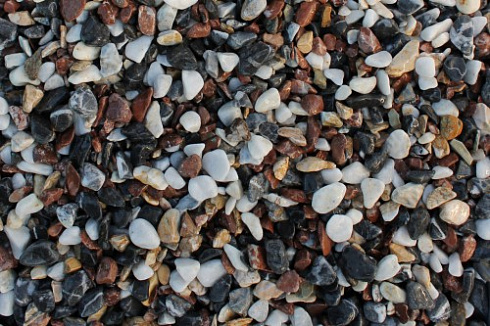 Kamenclub.ru: Мраморная крошка (щебень крошка микс : белый-черный-розовый) фр. 5-10 мм.  купить в Севастополе мрамор белый, черный, розовый, разноцветный микс декоративная мраморная каменная крошка 12000 руб/т   фото КАМЕНЬ КЛУБ