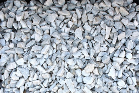 Kamenclub.ru: Мраморная крошка, щебень, цвет-белый, фр. 3-5 мм.  купить в Севастополе мрамор белый молочный бежевый мрамор колотый 11500 руб/т   фото КАМЕНЬ КЛУБ