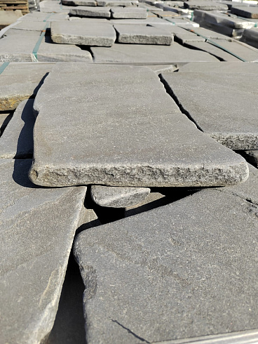 Kamenclub.ru: Песчаник пластушка светло-серый (4,0 - 6,0 см)  купить в Севастополе плитняк - пластушка светло-серый песчаник 12600 руб/м3   фото КАМЕНЬ КЛУБ