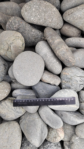 Kamenclub.ru: Галька речная окат (темно-серая) фр. 70-150 мм. купить  в Севастополе галька речная темно-серая, синяя, серая речная галька округлая  8000 руб/т   фото КАМЕНЬ КЛУБ