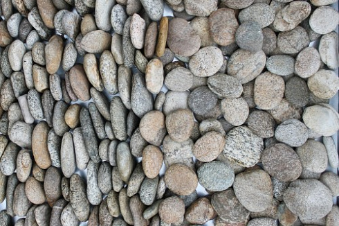 Kamenclub.ru: Галька речная плоская (серо-белая) фр. 70-120 мм. купить  в Севастополе галька галечник речной серый, белый окатанная плоская  природная галька 9000 руб/т   фото КАМЕНЬ КЛУБ