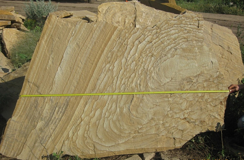Kamenclub.ru: Форматный камень (плаха) пошаговая дорожка от 70-150 см (4 -12 см)  купить в Севастополе плитняк  форматный плаха желтый песчаник 9 000 руб/т   фото КАМЕНЬ КЛУБ