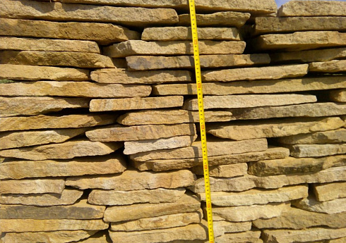 Kamenclub.ru: Песчаник пластушка желтый с разводом под дерево (2 см)  купить в Севастополе плитняк желтый с разводами, желтый, рыжий, серый песчаник пластушка рваная ландшафтная 11 000 руб/м3   фото КАМЕНЬ КЛУБ