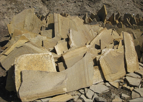 Kamenclub.ru: Форматный камень (плаха) пошаговая дорожка от 70-150 см (4 -12 см)  купить в Севастополе плитняк  форматный плаха желтый песчаник 9 000 руб/т   фото КАМЕНЬ КЛУБ