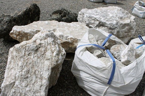 Kamenclub.ru: Мраморизированный известняк фр. 100-500 мм.  купить в Севастополе известняк серый белый темно-серый сероватый валун природного образования окатанный 10500 руб/т   фото КАМЕНЬ КЛУБ