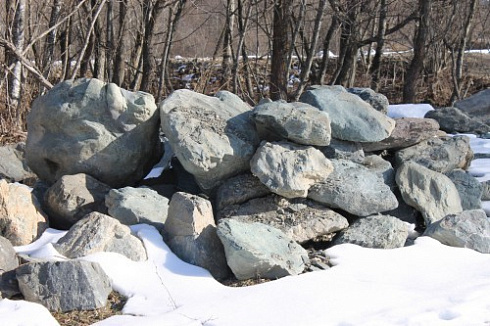 Kamenclub.ru: Гранит скальник (серо-зеленый) фр. 500-1500 мм.  купить в Севастополе гранит мрамор  серый зеленый темно-серый глыба скальная колотая ландшафтная 7 500 руб/т   фото КАМЕНЬ КЛУБ