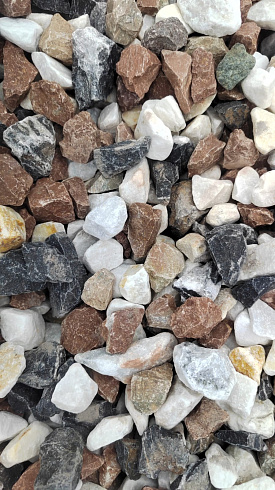 Kamenclub.ru: Мраморная крошка (щебень крошка микс : белый-черный-розовый) фр. 20-40 мм.  купить в Севастополе мрамор белый, черный, розовый декоративная ландшафтная крошка 12000 руб/т   фото КАМЕНЬ КЛУБ