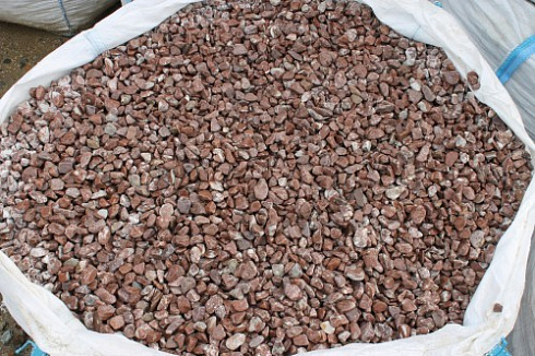 Kamenclub.ru: Мраморная крошка (щебень галтованный розовый) фр.10-20 мм.  купить в Севастополе мрамор розовый, красный ландшафтный декоративный окатанный округлый щебень 15000 руб/т   фото КАМЕНЬ КЛУБ