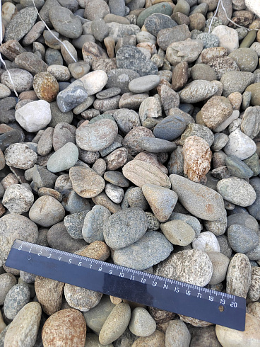 Kamenclub.ru: Галька речная окат (пестрая) фр. 20-40 мм. купить  в Севастополе галька речная пестрая, серая, серые оттенки галька речная окатанная округлая 5000 руб/т   фото КАМЕНЬ КЛУБ