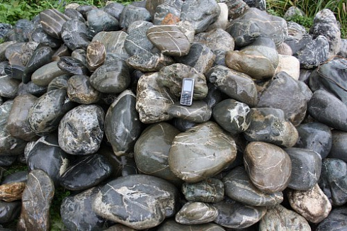 Kamenclub.ru: Валунчик Паутинник фр.100-300 мм  купить в Севастополе крупный природный камень галечник темно-серый с прожилками белый черный речной валунчик 5000 руб/т   фото КАМЕНЬ КЛУБ