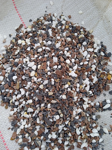 Kamenclub.ru: Мраморная крошка (щебень крошка микс: белый-зеленый-розовый) фр. 3-5 мм.  купить в Севастополе мрамор белый, зеленый, розовый мраморная декоративная крошка каменная 12000 руб/т   фото КАМЕНЬ КЛУБ