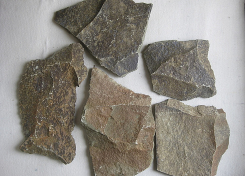 Kamenclub.ru: Песчаник пластушка "фонтанка" серо-зеленая (3,0-5,0 см)  купить в Севастополе песчаник серо-зеленая колотые плитки облицовочные пластушки 11400 руб/м3   фото КАМЕНЬ КЛУБ