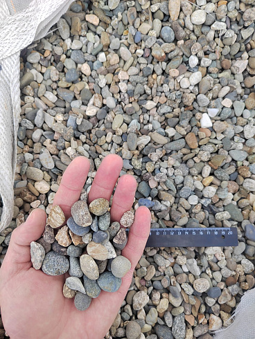 Kamenclub.ru: Галька речная окат (серая) фр.10-20 мм купить  в Севастополе галька речная серая, серый, темно-серый, светло-серый, коричневый ландшафтная декоративная речная окатанная округлая галька 5000 руб/т   фото КАМЕНЬ КЛУБ