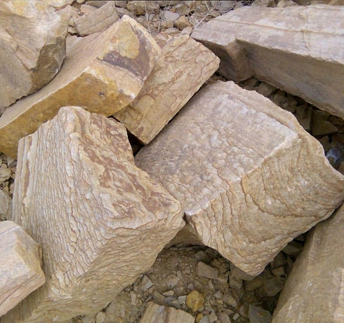 Kamenclub.ru: Песчаник пластушка желтый с рисунком (7-15 см)  купить в Севастополе плитняк - пластушка - бут желтый песчаник 10200 руб/м3   фото КАМЕНЬ КЛУБ