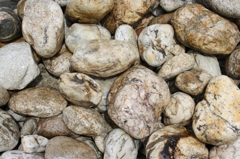 Kamenclub.ru: Кварцевый валунчик фр.100-300 мм.  купить в Севастополе кварц белый, бежевый молочный рыжий крупный природный камень галечник 7850 руб/т   фото КАМЕНЬ КЛУБ