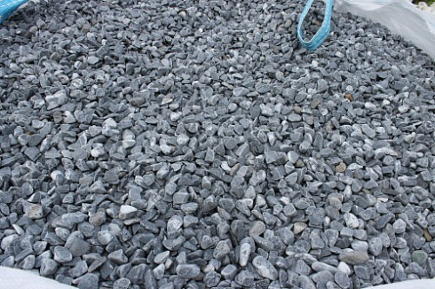 Kamenclub.ru: Щебень галтованный черный (мрамор) фр.10-20 мм.  купить в Севастополе мрамор черный с белыми прожилками, черный, белый окатанный округлый ландшафтный декоративный щебень 15000 руб/т   фото КАМЕНЬ КЛУБ