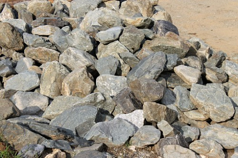 Kamenclub.ru: Гранит скальник (серо-зеленый) фр. 100-500 мм.  купить в Севастополе гранит зеленый, серый, салатовый крупный ландшафтный валун 6 000 руб/т   фото КАМЕНЬ КЛУБ