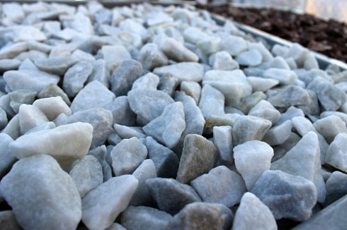 Kamenclub.ru: Мраморная крошка, щебень, цвет-белый,  фр. 20-40 мм.  купить в Севастополе мрамор белый молочный слоновая кость айвори  мраморная крошка ландшафтная 12000 руб/т   фото КАМЕНЬ КЛУБ