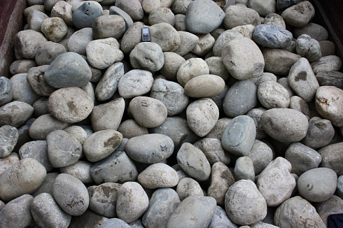 Kamenclub.ru: Темно-серый валунчик фр.100-300 мм.  купить в Севастополе крупный природный камень серый, темно-серый, светло-серый речная галька большого размера окатанная 4500 руб/т   фото КАМЕНЬ КЛУБ