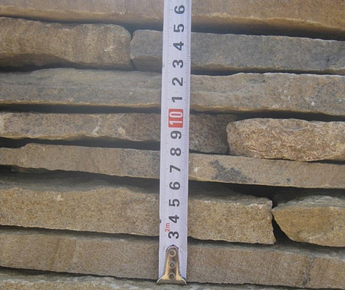 Kamenclub.ru: Песчаник пластушка желтый с разводом под дерево (2 см)  купить в Севастополе плитняк желтый с разводами, желтый, рыжий, серый песчаник пластушка рваная ландшафтная 11 000 руб/м3   фото КАМЕНЬ КЛУБ