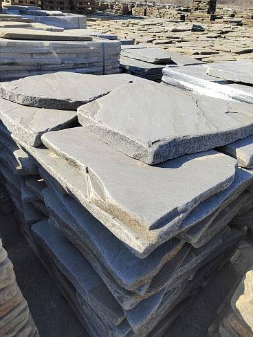 Kamenclub.ru: Песчаник пластушка галтованная светло-серая (3,0 см)  купить в Севастополе песчаник светло-серый, серый ландшафтный камень рваный колотый 21000 руб/м3   фото КАМЕНЬ КЛУБ