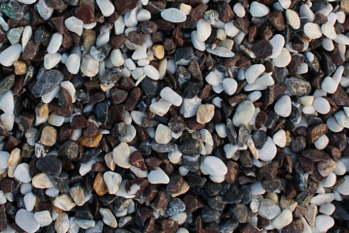 Kamenclub.ru: Мраморная крошка (щебень галтованный микс:белый-черный-розовый) фр.40-70 мм.  купить в Севастополе мрамор белый, черный розовый декоративный щебень галтованный 15500 руб/т   фото КАМЕНЬ КЛУБ