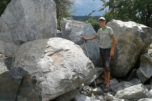 Kamenclub.ru: Змеевик скальник фр. 500-1500 мм.  купить в Севастополе змеевик зеленый серый черный глыба скальная колотая 7500 руб/т   фото КАМЕНЬ КЛУБ