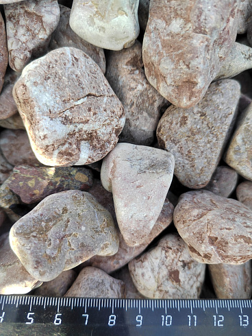 Kamenclub.ru: Мраморная крошка (щебень галтованный розовый) фр.20-40 мм.  купить в Севастополе мрамор розовый, красный оголтованный округлый щебень  15000 руб/т   фото КАМЕНЬ КЛУБ