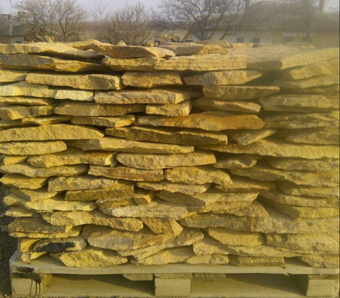 Kamenclub.ru: Песчаник пластушка "фонтанка" желтая (3,0 - 5,0 см)  купить в Севастополе песчаник желтая, рыжий, желтый песчаник колотый рваный со сколом облицовочный 16200 руб/м3   фото КАМЕНЬ КЛУБ