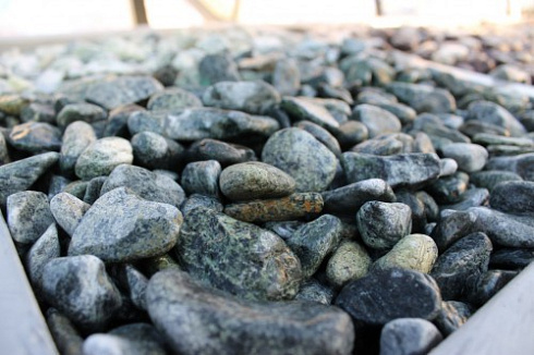 Kamenclub.ru: Щебень галтованный зеленый (змеевик) фр. 20-40 мм.  купить в Севастополе мрамор зеленый, салатовый оголтованный щебень мраморный 12500 руб/т   фото КАМЕНЬ КЛУБ