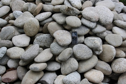 Kamenclub.ru: Галька речная плоская (бело-серая) фр. 100-200-300 мм. купить  в Севастополе галька речная плоская серый, белый, бело-серый, серо-белый речная галька плоская  9000 руб/т   фото КАМЕНЬ КЛУБ