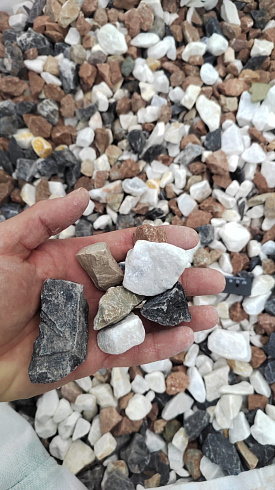 Kamenclub.ru: Мраморная крошка (щебень крошка микс : белый-черный-розовый) фр. 20-40 мм.  купить в Севастополе мрамор белый, черный, розовый декоративная ландшафтная крошка 12000 руб/т   фото КАМЕНЬ КЛУБ