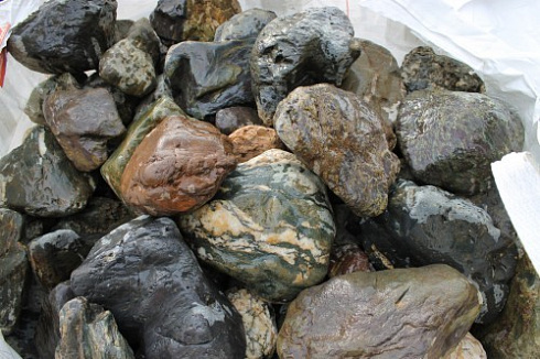 Kamenclub.ru: Ландшафтные валунчики фр.100-500 мм.  купить в Севастополе крупный природный камень серый, темно-серый, светло-серый речной валун крупный 4800 руб/т   фото КАМЕНЬ КЛУБ