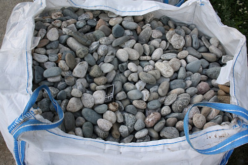 Kamenclub.ru: Галька речная окат (серая) фр.40-60 мм купить  в Севастополе галька речная серый бежевый рыжий коричневый округлый речной камень 5000 руб/т   фото КАМЕНЬ КЛУБ