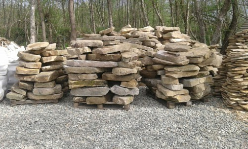 Kamenclub.ru: Песчаник плиты - плахи - пошаговые дорожки (фр. 70-150 мм)  купить в Севастополе песчаник серый бежевый желтый зеленый колотый песчаник строительный 6500 руб/т   фото КАМЕНЬ КЛУБ