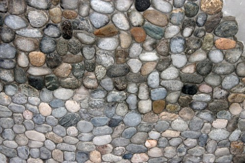 Kamenclub.ru: Галька речная плоская (ассорти) фр. 70-150 мм. купить  в Севастополе галька галечник серый белый темно-серый синий светло-серый плоская природная галька  9000 руб/т   фото КАМЕНЬ КЛУБ