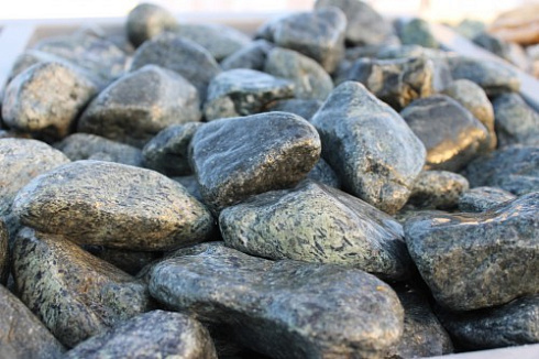 Kamenclub.ru: Щебень галтованный зеленый (змеевик) фр. 50-100 мм.  купить в Севастополе галтовка мраморная зеленый, салатовый мрамор 12 500 руб/т   фото КАМЕНЬ КЛУБ