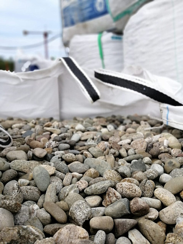 Kamenclub.ru: Галька речная окат (пестрая) фр. 20-40 мм. купить  в Севастополе галька речная пестрая, серая, серые оттенки галька речная окатанная округлая 5000 руб/т   фото КАМЕНЬ КЛУБ