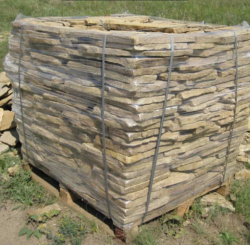 Kamenclub.ru: Песчаник пластушка желтый с рисунком (3 см)  купить в Севастополе песчаник желтый с рисунком, рыжий, желтый песчаник пластушка ландшафтная рваная 8 500 руб/м3   фото КАМЕНЬ КЛУБ