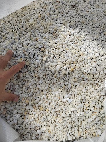 Kamenclub.ru: Мраморная крошка, щебень, цвет-белый, фр. 5-10 мм.  купить в Севастополе мрамор белый, айвори, молочный мраморная каменная крошка ландшафтная 12000 руб/т   фото КАМЕНЬ КЛУБ