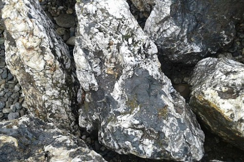 Kamenclub.ru: Черный гранит - кварцит фр. 100-500 мм.  купить в Севастополе мрамор гранит черный с белыми прожилками, серый, белый валун скальный колотый 7000 руб/т   фото КАМЕНЬ КЛУБ