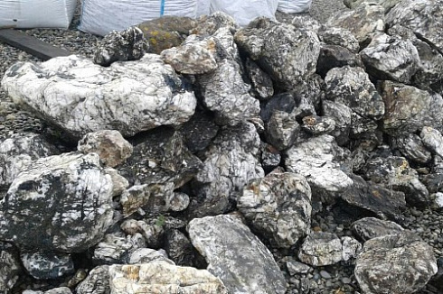 Kamenclub.ru: Черный гранит - кварцит фр. 500-1000 мм.  купить в Севастополе гранит кварцит черный серый белый скальный колотый валун 9750 руб/т   фото КАМЕНЬ КЛУБ