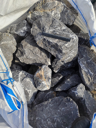 Kamenclub.ru: Черный мрамор скальник фр. 100-500 мм.  купить в Севастополе мрамор черный белый серый крупный колотый валун ландшафтный 8500 руб/т   фото КАМЕНЬ КЛУБ