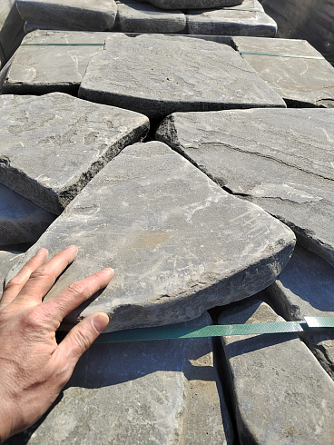 Kamenclub.ru: Песчаник пластушка светло-серый (4,0 - 6,0 см)  купить в Севастополе плитняк - пластушка светло-серый песчаник 12600 руб/м3   фото КАМЕНЬ КЛУБ