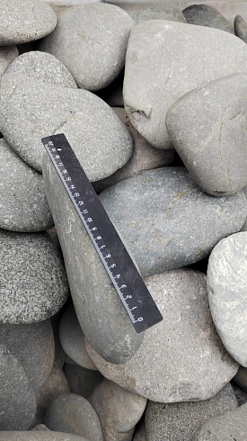 Kamenclub.ru: Галька речная плоская (темно-серая) фр. 70-150 мм. купить  в Севастополе галечник природный темно-серый серый синий речная плоская природная окатанная  9000 руб/т   фото КАМЕНЬ КЛУБ