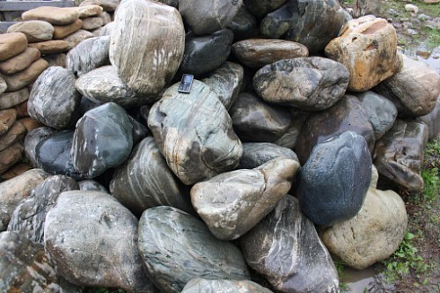 Kamenclub.ru: Речной валун Кабанчик фр.300-500 мм.  купить в Севастополе крупный природный камень галька серый, темно-серый речной валун галечник масштабный 7000 руб/т   фото КАМЕНЬ КЛУБ