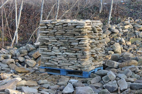 Kamenclub.ru: Песчаник колотый для облицовки (фр. 2-3 см)  купить в Севастополе песчаник бежевый серый рыжий песчаник строительный 5000 руб/т   фото КАМЕНЬ КЛУБ