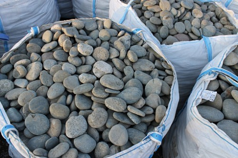 Kamenclub.ru: Галька речная плоская (ассорти) фр. 100-200-300 мм. купить  в Севастополе галька плоская разноцветная серый белый темно-серый синий речная галька ландшафтная 8000 руб/т   фото КАМЕНЬ КЛУБ