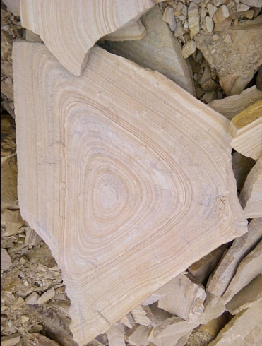 Kamenclub.ru: Форматный камень (плаха) пошаговая дорожка от 70-150 см (4 -12 см)  купить в Севастополе плитняк  форматный плаха желтый песчаник 9 000 руб/т   фото КАМЕНЬ КЛУБ